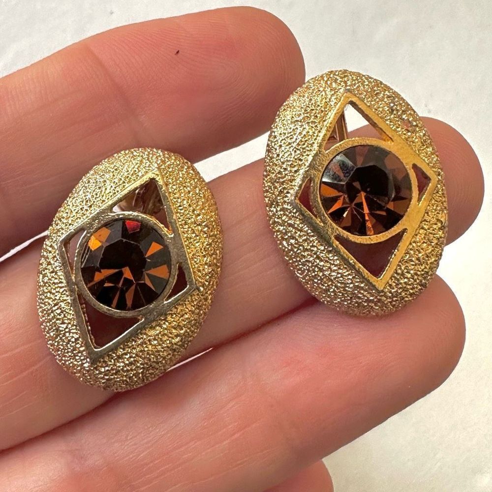 Sarah Coventry gold tone vintage clip on earrings wirh brown rhienstone